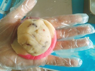 18、桃山皮月饼,放入馅料，慢慢用虎口半圆，粘点粉，放入月饼模具中