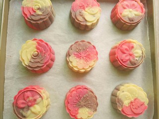 22、桃山皮月饼,压好模的月饼，放入烤箱中层，上下火170℃烤12分钟即可，不要烤上色了～这是刚烤好的～为什么只有9个？额～被偷吃了吧～不是我????????