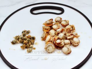 3、海鲜木耳豆腐羹,把扇贝肉的内脏清理干净后洗净。
