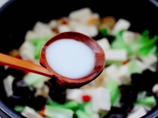 13、海鲜木耳豆腐羹,加入提前化开的淀粉勾芡。