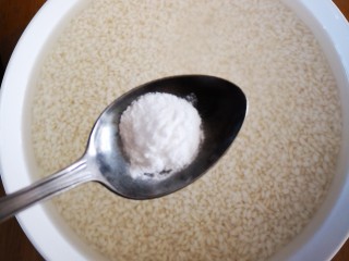 2、大肉粽,糯米洗净后放入5克小苏打搅拌均匀并泡发一晚