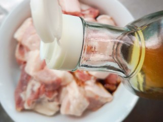 4、大肉粽,加入料酒