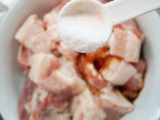 6、大肉粽,加入适量盐