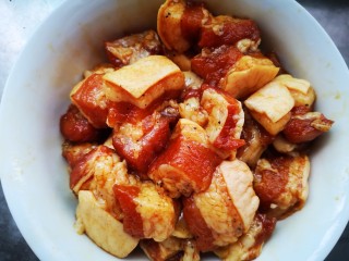 8、大肉粽,搅拌均匀后放入冰箱腌制一晚