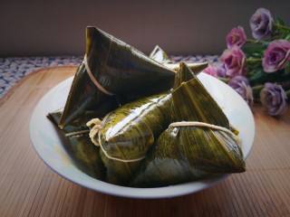 23、大肉粽,取出装盘