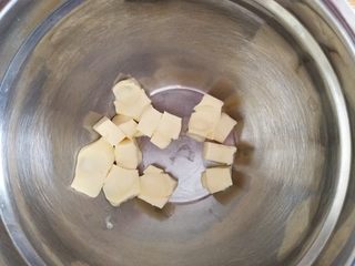 2、抹茶小饼干,黄油软化打发