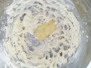 4、抹茶小饼干,分三次加入蛋液,每次加入蛋液后搅打均匀后再加下一次