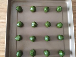 8、抹茶小饼干,分割成15克左右的小球