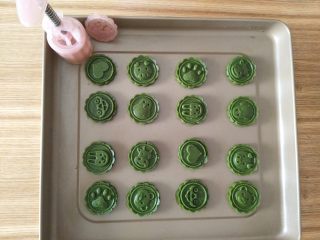 9、抹茶小饼干,用月饼模具压出自己喜欢的花型