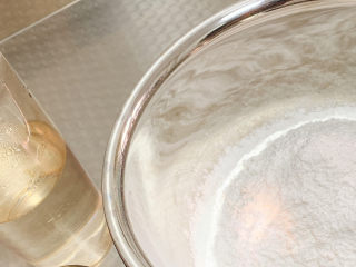 1、冬至美食 彩色小汤圆,热水、糯米粉。