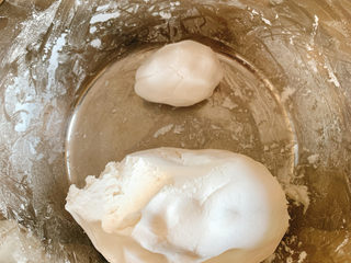 2、冬至美食 彩色小汤圆,每次少量加入热水，大约分成2-3次，直到面团均匀光滑。