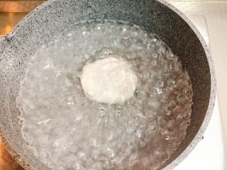 4、冬至美食 彩色小汤圆,将粿脆放入滚水中煮。