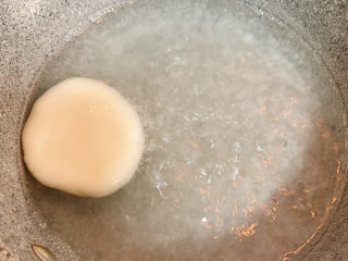 5、冬至美食 彩色小汤圆,粿脆煮至浮起于水面。