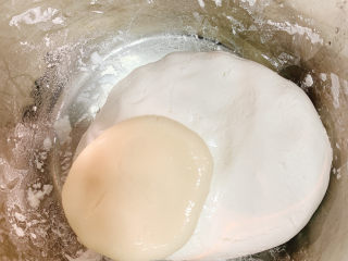 6、冬至美食 彩色小汤圆,将粿脆放进原有的糯米面团。