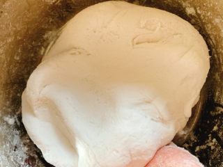 7、冬至美食 彩色小汤圆,充分混合均匀，注意粿脆烫手～