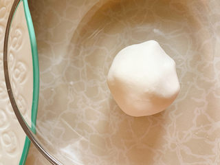 8、冬至美食 彩色小汤圆,将面团分为数等份。