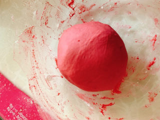 9、冬至美食 彩色小汤圆,小C使用甜菜根粉作为原料，和白色面团混合，由于粉末干燥，过程中需要少许热水，凭手感决定水量，柔软光滑细腻即可。