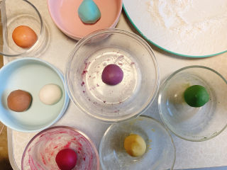 10、冬至美食 彩色小汤圆,绿色是大麦草粉、紫色是紫薯粉、黄色是南瓜粉、蓝色是蓝莓粉、橘色是甜菜根粉加南瓜粉、咖啡色是每种粉都来一点混合的成品。