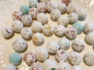 11、冬至美食 彩色小汤圆,搓圆后的汤圆撒上糯米粉避免粘黏。