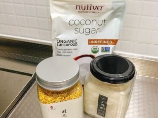 12、冬至美食 彩色小汤圆,备妥酒酿、桂花干、糖，准备一锅滚水。