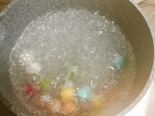 13、冬至美食 彩色小汤圆,将汤圆放入滚水中。