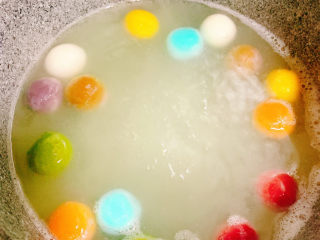 14、冬至美食 彩色小汤圆,煮熟的汤圆会浮起来。