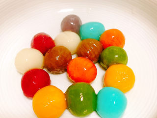 15、冬至美食 彩色小汤圆,捞出汤圆。