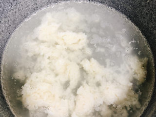 16、冬至美食 彩色小汤圆,水加入适量酒酿煮滚。