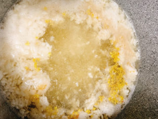 17、冬至美食 彩色小汤圆,加入适量糖和干桂花。