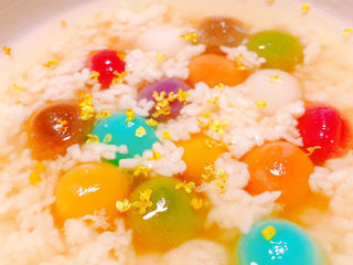 18、冬至美食 彩色小汤圆,将酒酿盛入碗中，依个人喜好增添桂花装饰。