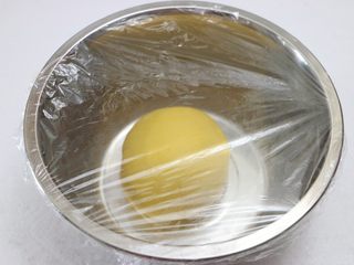 4、南瓜豆沙汤圆,盖上一层保鲜膜稍醒一会