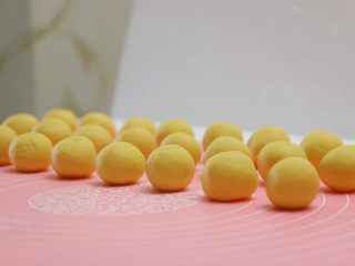 5、南瓜豆沙汤圆,醒好的面团等分成小剂子搓圆，每个小剂子为12克，整个面团可做29个