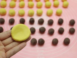 6、南瓜豆沙汤圆,压扁，做成面皮