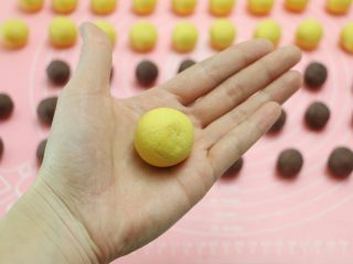 8、南瓜豆沙汤圆,收口捏紧后轻轻搓圆