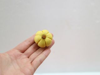 10、南瓜豆沙汤圆,喜欢纹路的，还可以用一根牙签在面团上压出南瓜的纹路