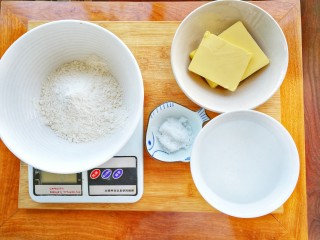 1、清新甜美的蜂蜜牛油果泡芙,先用厨房秤量好所需原料的分量，做好准备工作，