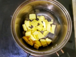 2、清新甜美的蜂蜜牛油果泡芙,把切成小块的黄油，水和白糖倒入小锅中，开小火加热至黄油融化，