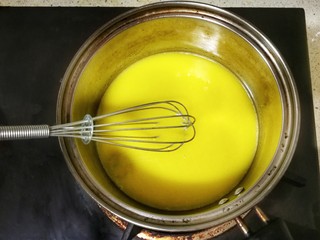 3、清新甜美的蜂蜜牛油果泡芙,期间用打蛋器不断搅拌，防止糊锅，一直用小火就可以，假若至水沸腾加热至水沸腾就关火，