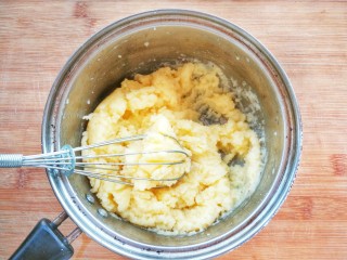 4、清新甜美的蜂蜜牛油果泡芙,一次性倒入低筋面粉，用打蛋器或刮刀混合，至无干粉，