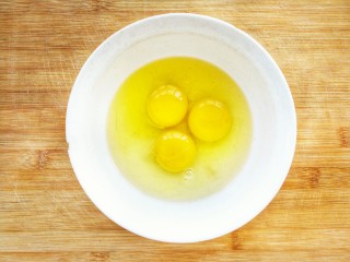 5、清新甜美的蜂蜜牛油果泡芙,取鸡蛋三个，打入碗中，