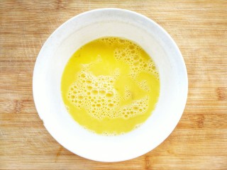 6、清新甜美的蜂蜜牛油果泡芙,用打蛋器搅打成蛋液，备用