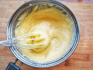 8、清新甜美的蜂蜜牛油果泡芙,成品如图所示，成细腻幼滑的糊状，