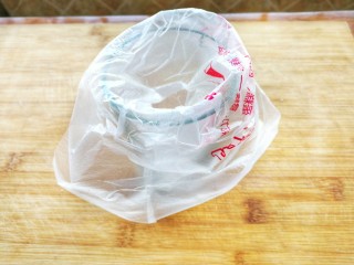 9、清新甜美的蜂蜜牛油果泡芙,裱花袋里放入裱花嘴，找一个杯子，把裱花袋套在杯子上，