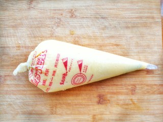 10、清新甜美的蜂蜜牛油果泡芙,把做好的面糊装进裱花袋中，用剪刀把顶部剪开一个小口，