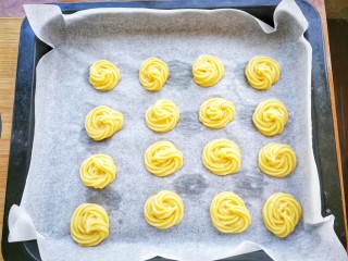 11、清新甜美的蜂蜜牛油果泡芙,烤盘内铺上油纸，把面糊挤在油纸上，中间留出距离，送入烤箱，中层上下火190°度25分钟，