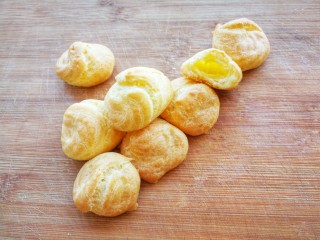 12、清新甜美的蜂蜜牛油果泡芙,烤好的泡芙胚子，中间是空心的，等会需要填馅儿，