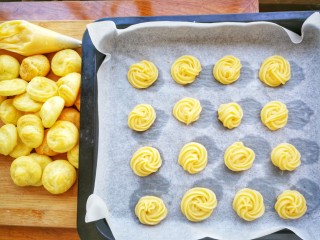 13、清新甜美的蜂蜜牛油果泡芙,我的烤箱小，分三次才能烤完所有的泡芙，依次挤好并烤好所有的泡芙，