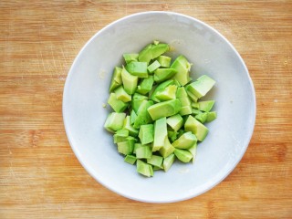 15、清新甜美的蜂蜜牛油果泡芙,再切成小块，放入碗里备用