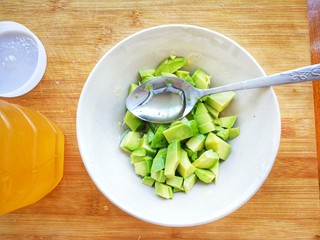 16、清新甜美的蜂蜜牛油果泡芙,加入适量的蜂蜜，用勺子压成泥，也可借助搅拌机打成泥状，