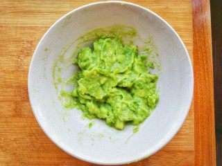 17、清新甜美的蜂蜜牛油果泡芙,做成这样细腻的泥状即可，